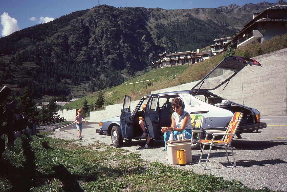 Retro pic of family with Saab 900 in the mountains