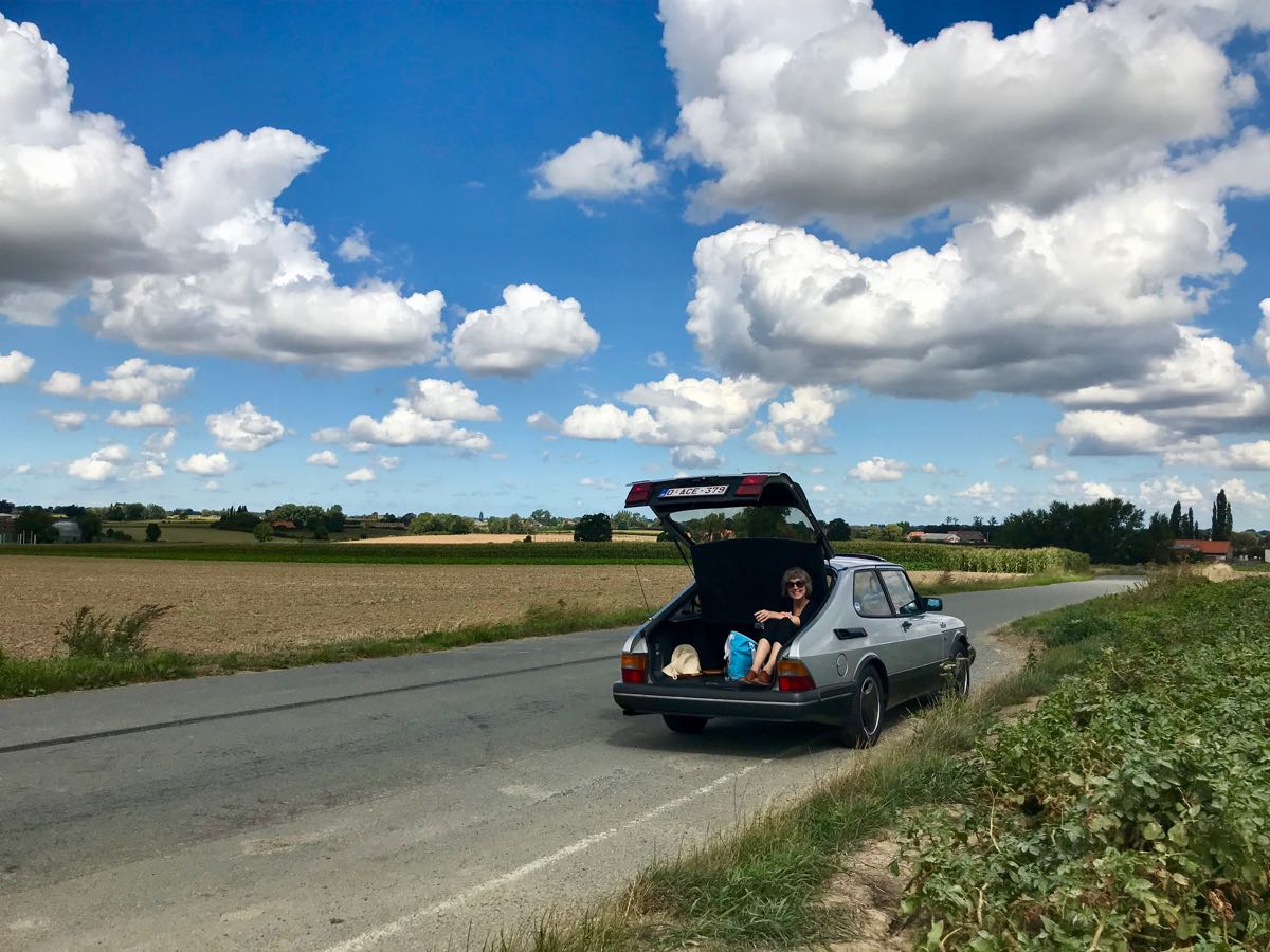 Saab 900 in de Westhoek (Watou)